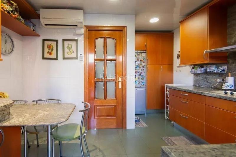 Foto cd3e53ec-15fb-48f6-bc87-81c8e4b0d9de. Chalet  adosado en venta en calle de borriana en Barcelona
