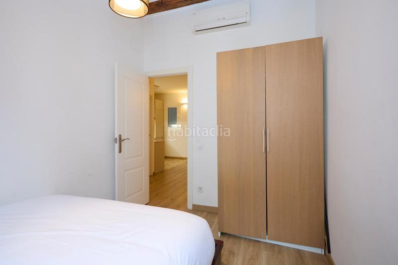 Foto d9f49eb0-f411-4318-b406-f08f256fbe63. Pis a Raval Barcelona