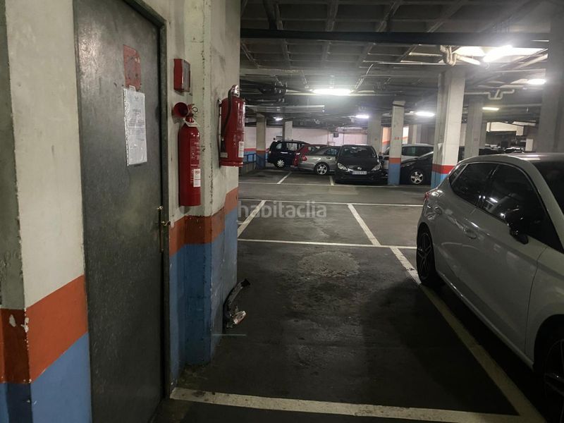 Foto 5a640d11-c764-4fc7-b907-60234efd2b9f. Aparcament cotxe a El Camp de l´Arpa del Clot Barcelona