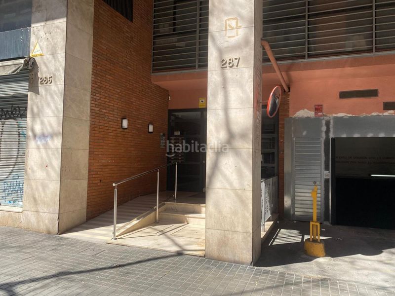 Foto 8a53b197-0eda-48ad-991f-849529af2413. Aparcament cotxe a El Camp de l´Arpa del Clot Barcelona