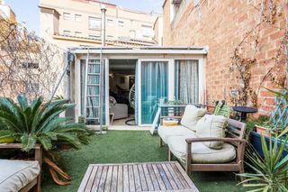 Triplex  Carrer angel guimera. Encantadora casa de pueblo en el corazón de esplugues con clínic