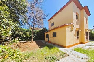 Chalet  Carrer assutzenes. Casa con gran potencial sobre parcela esquinera en albarrosa, vi