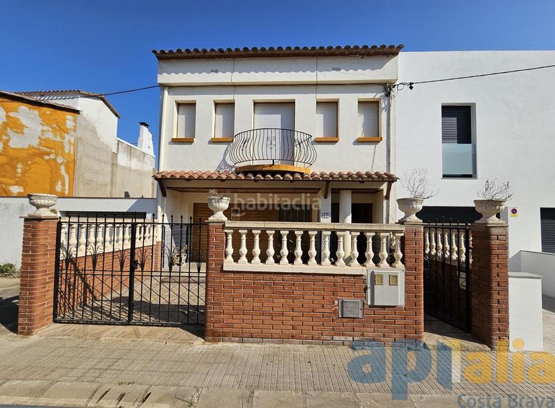 Foto e9f4dec6-c98c-46d6-be34-53fd7a4e49b7. Casa adosada  en venta en zona tranquila en Palamós