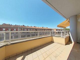 Àtic  Catalunya. Cuatro habitaciones y plaza aparcamiento doble.