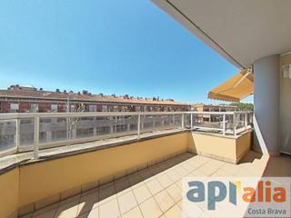 Àtic  Catalunya. Cuatro habitaciones y plaza aparcamiento doble.