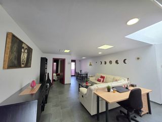 Casa adossada a Tueda. Casa con local en muy buena ubicación en sant feliu