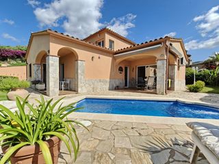 Chalet  Mas santet. Chalet con piscina en venta en calonge