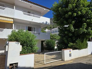 Haus  Calle mallorca. Esta amplia casa esquinera se encuentra a solo 400 metros tanto