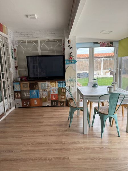 Foto 2d3a114b-50c6-41b1-a573-b7a3e77398be. Xalet amb xemeneia calefacció aparcament piscina a Chiloeches