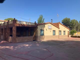 Xalet a Cabanes y Las Fuentes. Chalet en venta en villena con piscina muy bien en muy buen esta