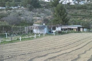 Terreno residencial en Les Clotes. Terreno rústico con caseta