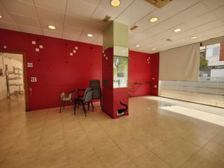 Rent Business premise in La Girada. Se alquila local amplio y con exterior en la girada
