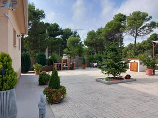 Casa a Torrelles de Foix. Casa a cuatro vientos con gran jardn esquinero en la plana de l