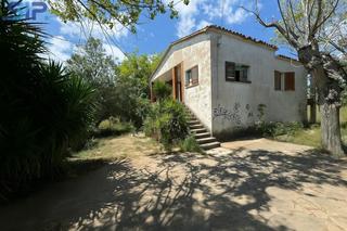 Wohngrundstück in Torrelles de Foix. Terreno de 4500 m2 en torrelles de foix con una construcción