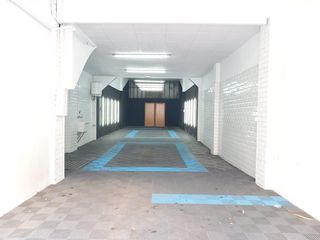 Local Comercial a Calle MONTBLANC 38