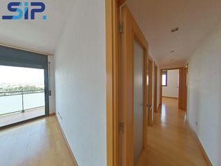 Flat  Carrer falcons de vilafranca. Luminoso piso en la girada 4 habitaciones y parking