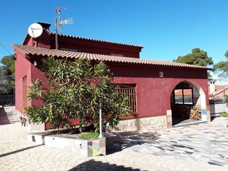 Maison à Torrelles de Foix. Casa a cuatro vientos con gran parcela, piscina y entorno tranqu