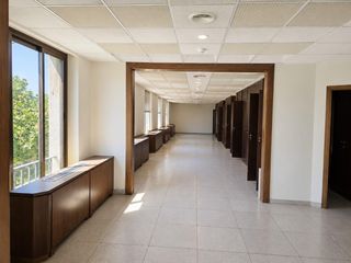 Oficina a Centre Vila. Amplio local con posibilidad de reconversión en viviendas en el