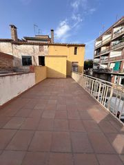 House in Nucli Urbà. Edificio de 329 m2 para rehabilitar en el centro de esparreguera