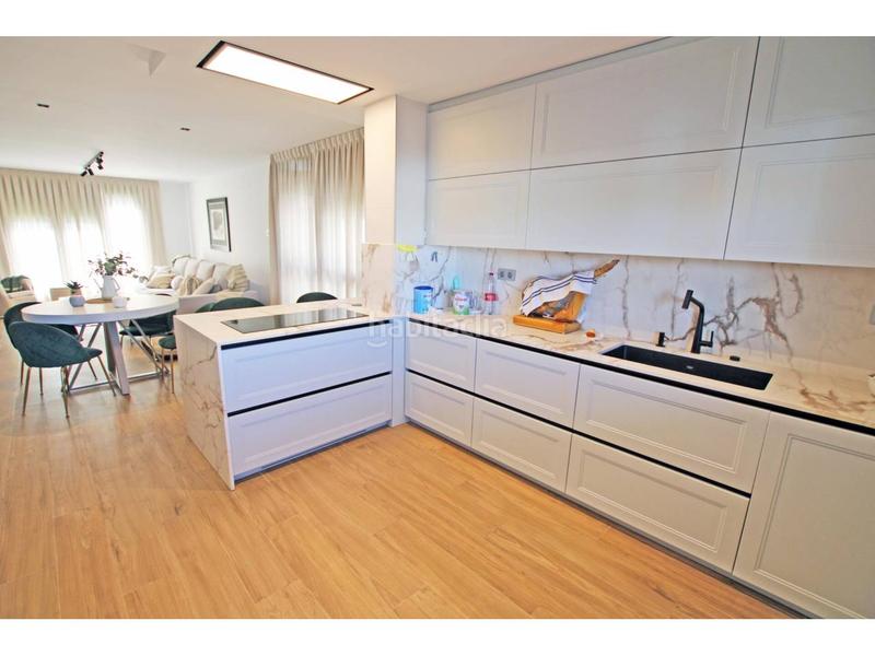 Foto ce232eee-f278-42eb-980a-53b2c5d19796. Casa aparellada amb calefacció aparcament piscina a Guadalajara