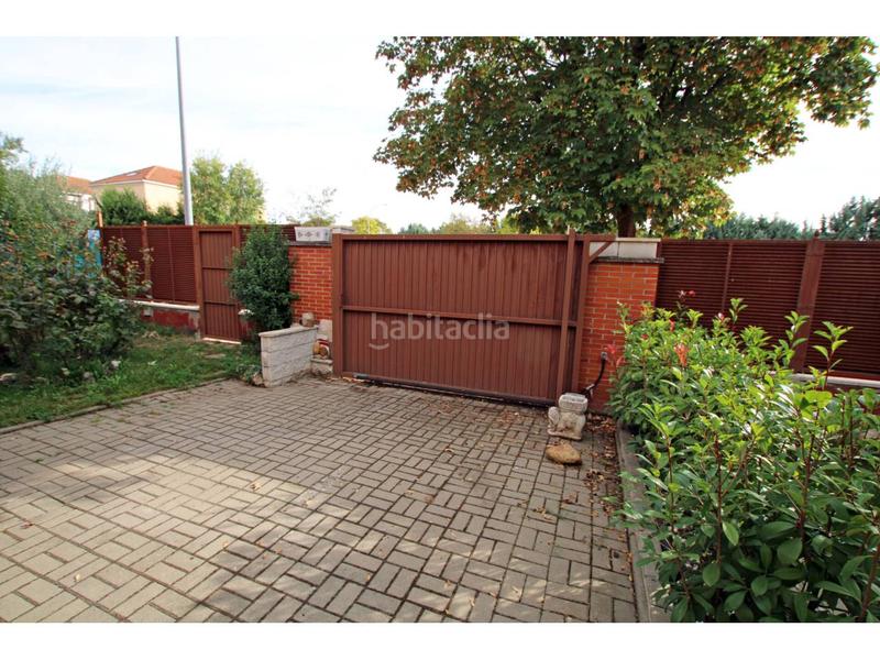 Foto c19e549f-b97b-466b-8893-26be2c6d46ba. Chalet piso en venta en Cabanillas del Campo