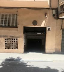 Aparcament cotxe a La plantera. Garaje cerrado. puerta principal con mando a distancia.