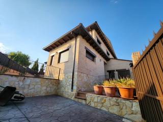 Maison jumelée  Alcalde luis felipe auñón. Chalet pareado casco urbano el casar  jardín, garaje, placas sol