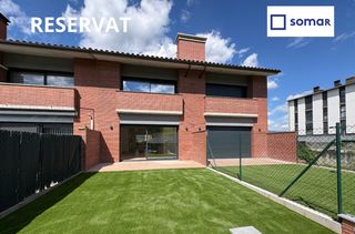 Casa a schiera in Torelló. Casa d'obra nova en venda a torelló