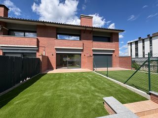 Maison jumelée à Torelló. Casa d'obra nova en venda a torelló