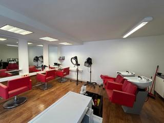 Location Local commercial  Carrer guillem de muntanyans. Peluquería montada en alquiler