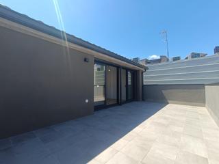 Duplex  Carrer transversal. Dúplex invertido de 3 habitaciones con terraza de 24m
