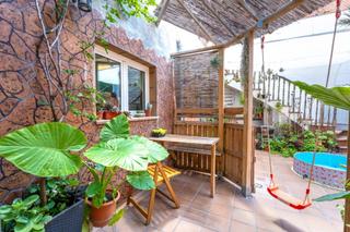 Casa adosada  Carrer murcia, de. Casa para entrar a vivir, con patio y terraza. a 10min. estación