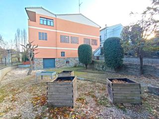 Casa a Roda de Ter. Casa en venda, cantonera i ampli jardí