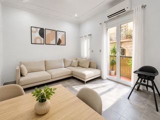 Piso  Carrer de sant antoni abat. Piso con patio y balcon.