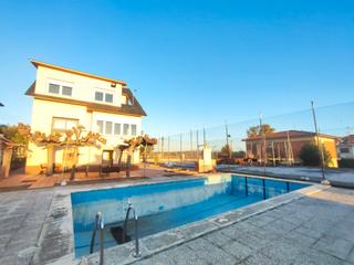 Xalet a Palau-solità i Plegamans. Gran casa con piscina