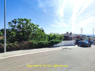 Terreny residencial a Torrelles de Foix. Terreno con edificaciones