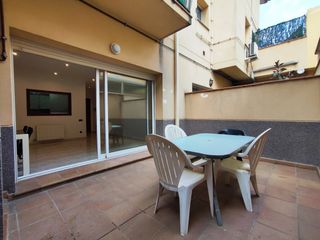 Piso  Carrer del tagamanent. Piso con patio de 13 m2