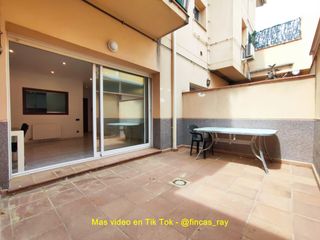 Etagenwohnung  Carrer del tagamanent. Piso con patio de 13 m2