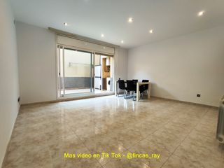 Pis  Carrer del tagamanent. Piso con patio de 13 m2