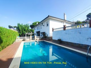 Chalet in Lliçà d´Amunt. Casa de 380 m2 con piscina