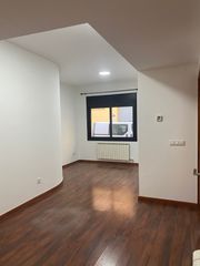 Rent Flat  Carrer sant hipòlit 15. Pis petit per una persona