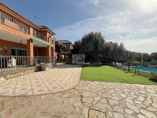 Chalet à Calle luis de fabra 276b. Chalet independiente en el escorial, zona de las suertes