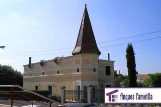 Rent Chalet in Carrer de barcelona 16. Villa lola o "la casa de la punxa" está ubicada en el centro de