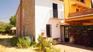 Rent Country house in Santa Eulàlia de Ronçana. Casa rústica con jardín y zona de anexos