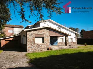 Xalet a Carrer eucaliptus 3. Exclusiva torre situada en can camp para actualizar