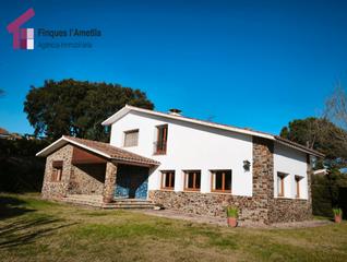 Chalet à Carrer eucaliptus 3. Exclusiva torre situada en can camp para actualizar