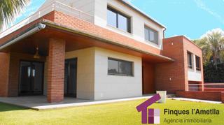 Xalet a Carrer pinar de can guineu 15. Exclusiva torre situada en can camp