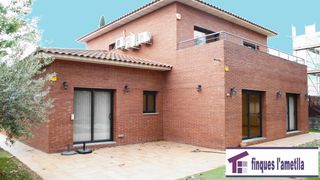 Xalet a Ametlla del Vallès (L´). Chalet en can camp con jardín