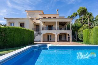 Haus in La Xara-La Sella. La sella golf – villa mediterránea con vistas al mar en una ubic