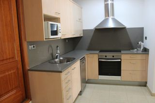 Rent Ground floor  Carrer jacint verdaguer. Amplia, lluminosa i reformada